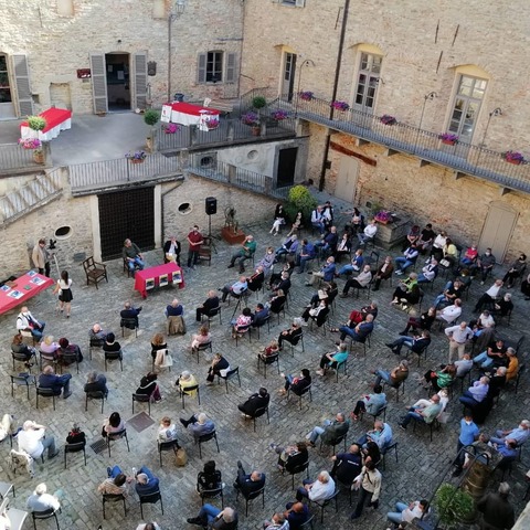 Gente, arte, emozioni all'inaugurazione della mostra “Giocare la Vita” di Massimo Berruti al castello di Monastero Bormida